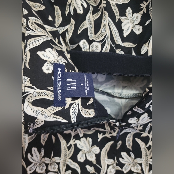 Gap Strapless printed dress. Black/cream. Back zipper. Gap Size 1. - Picture 3 of 3